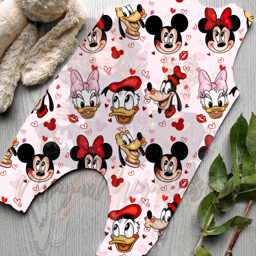 M MOUSE ALL FRIENDS LOVE & HEARTZ SEAMLESS